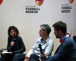 Karin Plötz, Knut Hartwig und Anton Schumacher im Deutschen Fußballmuseum