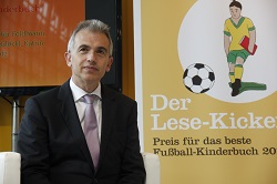 Oberbürgermeister Peter Feldmann verlieh den ersten Lese-Kicker